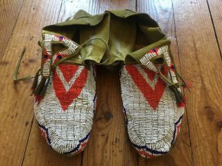 Authentique Late 19th Century Sioux Indian Beaded Sinew Sew Mocassins