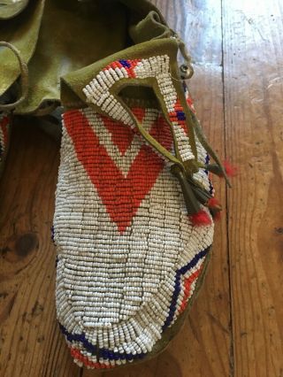 Authentique late 19th century Sioux Indian Beaded sinew Sew Mocassins 2