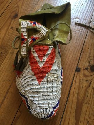 Authentique late 19th century Sioux Indian Beaded sinew Sew Mocassins 3