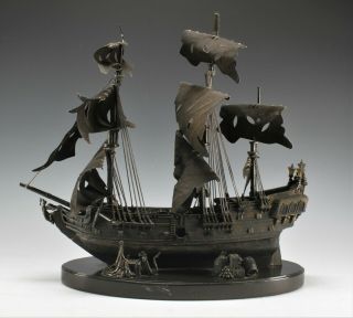 Disney Magical Figurine Pirates Of The Caribbean The Black Pearl Model Ship