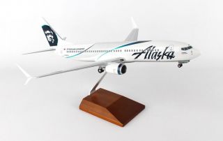 Skymarks Skr8246 Alaska Airlines Boeing 737 - 8 Desk Display 1/100 Model Airplane