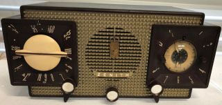 Vintage 1950’s Zenith Bakelite Y733 Am/fm Radio With Clock - Not