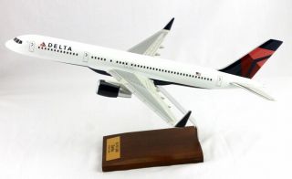 Delta Airlines Boeing 757 - 200 Livery Desk Display Model 1/100 Mc Airplane
