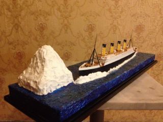 Rms Titanic White Star Line Cruise Ship With Iceberg Diorama Comlete Model 1:700