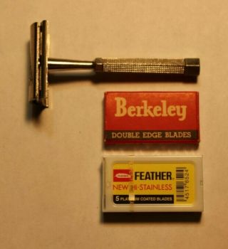 Vintage 1940s Berkeley De Safety Razor,  With 2 Packs Of Nos Blades