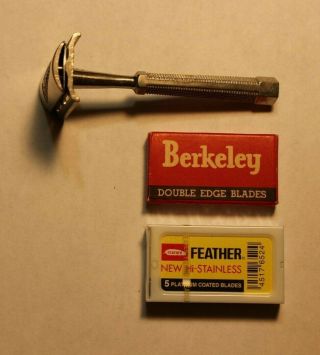 Vintage 1940s Berkeley DE Safety Razor,  with 2 Packs of NOS Blades 2