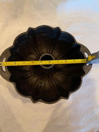 Vintage Cast Iron Bundt Cake Pan,  Unmarked 2