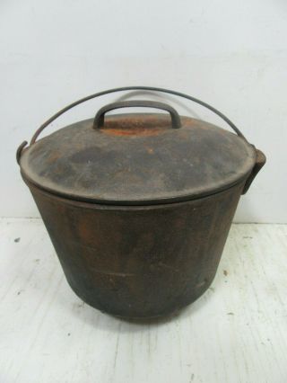 Vintage No.  7,  3 Leg Cast Iron Kettle Or Bean Pot With Lid