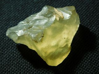 A Semi Translucent 100 Natural Libyan Desert Glass From Egypt 9.  5gr E