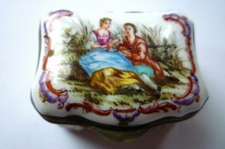 19TH C MEISSEN PORCELAIN PATCH / PILL / TRINKET BOX COURTING COUPLE on LID V.  G.  C 2