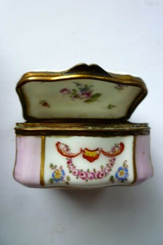 19TH C MEISSEN PORCELAIN PATCH / PILL / TRINKET BOX COURTING COUPLE on LID V.  G.  C 3