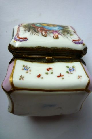 19TH C MEISSEN PORCELAIN PATCH / PILL / TRINKET BOX COURTING COUPLE on LID V.  G.  C 4