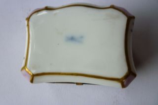 19TH C MEISSEN PORCELAIN PATCH / PILL / TRINKET BOX COURTING COUPLE on LID V.  G.  C 5