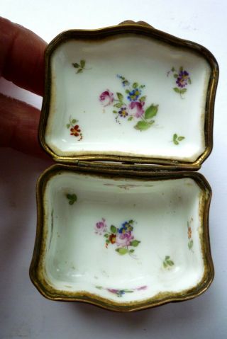 19TH C MEISSEN PORCELAIN PATCH / PILL / TRINKET BOX COURTING COUPLE on LID V.  G.  C 6