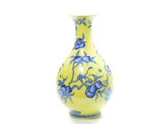 A Chinese Yellow Enamel Porcelain " Peach " Vase