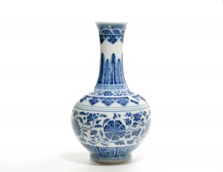 A Small Chinese Blue and White Porcelain Vase 2