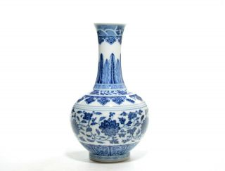 A Small Chinese Blue and White Porcelain Vase 3