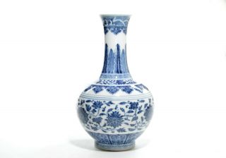 A Small Chinese Blue and White Porcelain Vase 4
