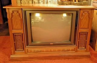 Vintage RCA 25 Inch Wood Console TV - 2