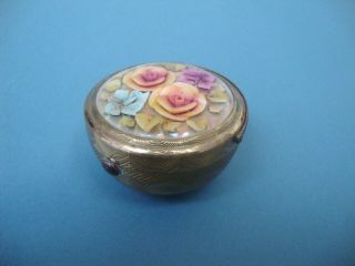 Vintage Kigu ' Bouquet ' Flower Basket Powder Compact Reverse Carved Lucite 2