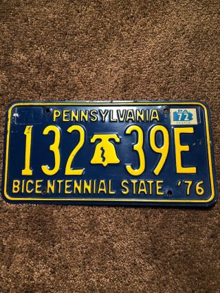 1972 1976 Pennsylvania Bicentennial License Plate 132 - 39e Liberty Bell