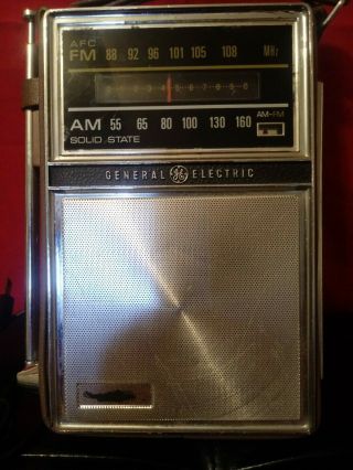 Vintage GE General Electric Solid State AM/FM Portable Radio P977F - Great 2
