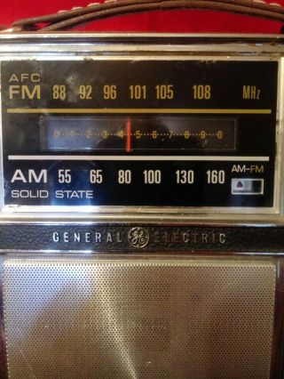Vintage GE General Electric Solid State AM/FM Portable Radio P977F - Great 5