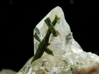 A Big Quartz Crystal Cluster With GREEN Epidote Crystals From Brazil 554gr e 8