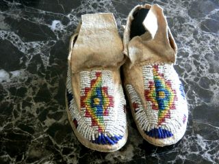 1890s PAIR NATIVE AMERICAN SIOUX INDIAN BEAD DECORATED INFANT HIDE MOCCASINS 2
