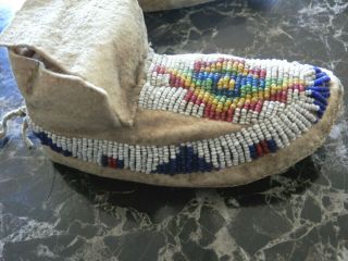 1890s PAIR NATIVE AMERICAN SIOUX INDIAN BEAD DECORATED INFANT HIDE MOCCASINS 3
