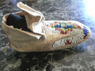 1890s PAIR NATIVE AMERICAN SIOUX INDIAN BEAD DECORATED INFANT HIDE MOCCASINS 7