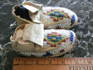 1890s PAIR NATIVE AMERICAN SIOUX INDIAN BEAD DECORATED INFANT HIDE MOCCASINS 8