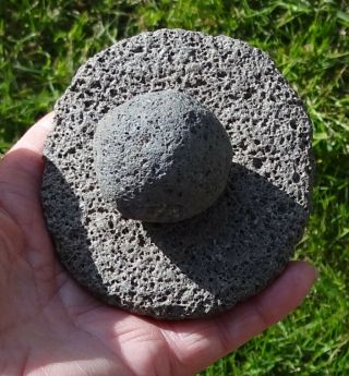 Neolithic Volcanic Grinding Stone From Ténéré - Niger