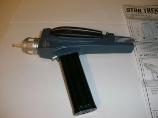 Star Trek 2005 Diamond Select Electronic Phaser Pistol W/ Batteries And Ins