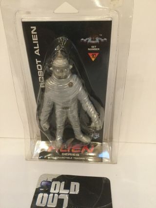 Robot Alien Shadowbox Action Figure W/ Collectible Trading Card 1996