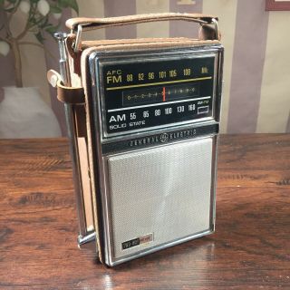 1960s Vintage Ge General Electric Portable Solid State Transistor Radio P977e