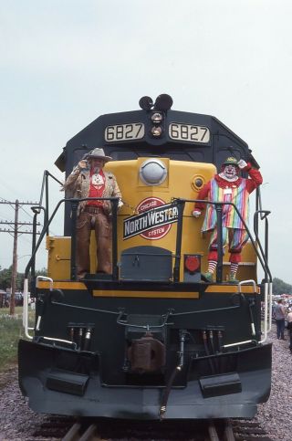 B: Orig Slide Cnw North Western Sd40 - 2 6827 W/clown,  Actor On Nose In 1992
