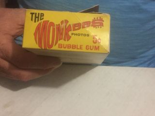 1967 THE MONKEES TV SHOW BUBBLE GUM WAX PACK STORE DISPLAY BOX W/ RARE WRAPPERS 4