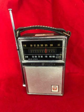 Vintage General Electric GE Solid State Transistor AM/FM Portable Radio P1843B 2