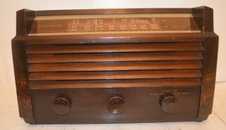 1945 RCA VICTOR RADIO RECEIVER IN WOOD CABINET 6