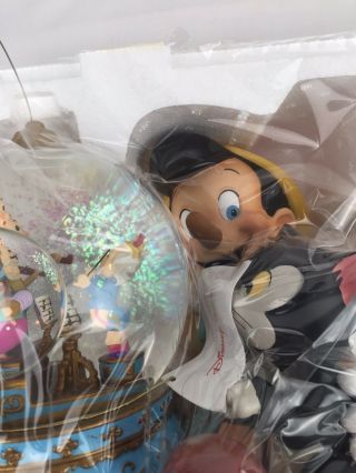 Disney Store Pinocchio ' s Music Box Snow Globe Cartoon Musical Snow Globe Figaro 7