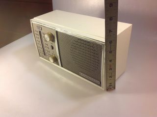 Vintage RCA Victor White Tube Radio Model RFC11B 4