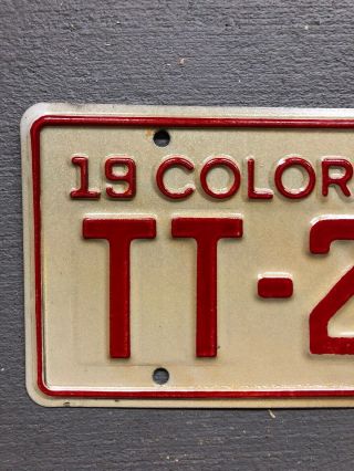 VINTAGE 1975 COLORADO MOTORCYCLE LICENSE PLATE WHITE/RED TT - 281 2