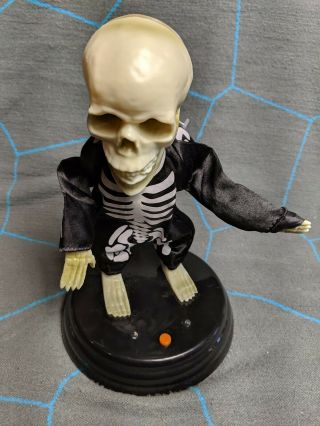 Gemmy Grave Raver Halloween Decoration Skeleton Sings " Livin 