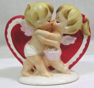 Vintage Lefton Valentine Planter Boy Girl Angel Kissing In Front Red Heart 2773
