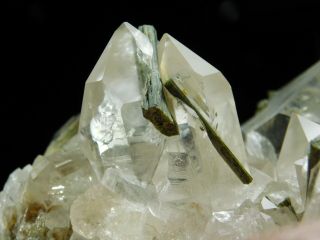 A Big Quartz Crystal Cluster With GREEN Epidote Crystals From Brazil 517gr e 2