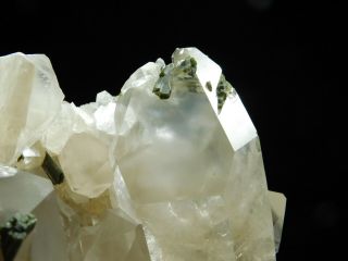 A Big Quartz Crystal Cluster With GREEN Epidote Crystals From Brazil 517gr e 8