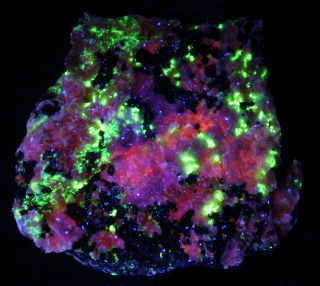 Hardystonite,  bustamite fluorescent minerals,  Franklin,  NJ 5