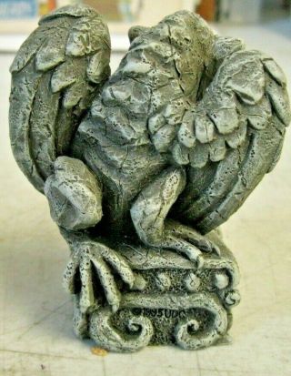Gargoyle Statue Winged Ghoul Smiling Perched Stone Garden SG 114 1995 UDC 3