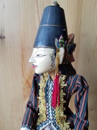 WAYANG GOLEK THREE DIMENSIONAL WOODEN ROD PUPPET.  FEZ HAT,  TWO FACE COLORFUL. 3